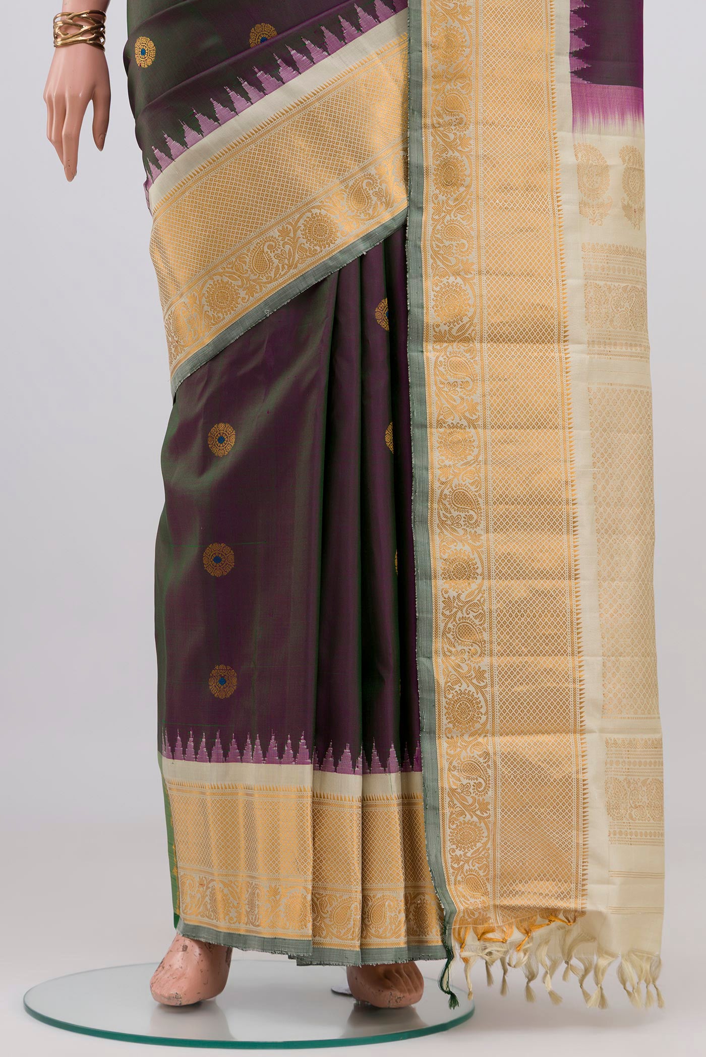 Pleats and pallu of Green Dual Tone Gadwal Silk Saree with Zari Butta on the body and Zari Border. 
