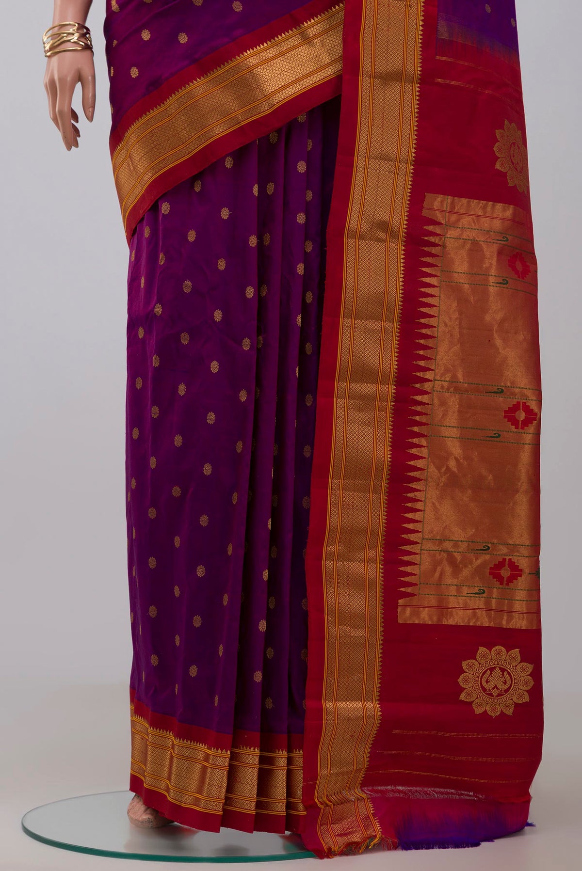 Pleats and pallu of Purple Gadwal Silk Saree with Zari Butta on the body and Zari Border. 