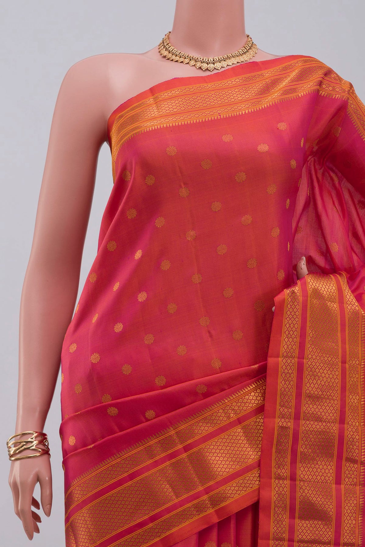 Border image of Orange Dual Tone Gadwal Silk Saree with Zari Butta on the body and Zari Border. 