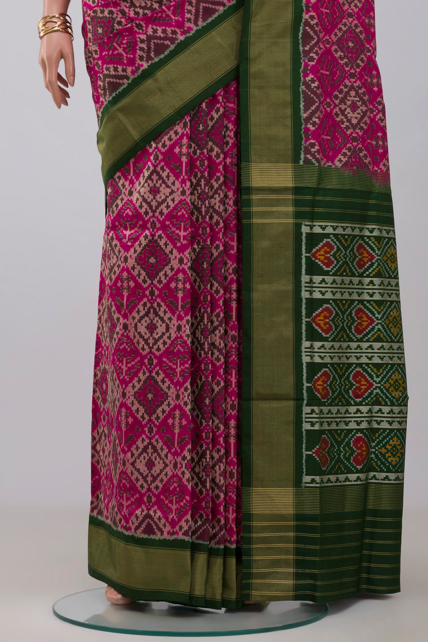 Pleats and pallu of Pink Pochampally Saree with Ikat Print on the body and Zari Border. 