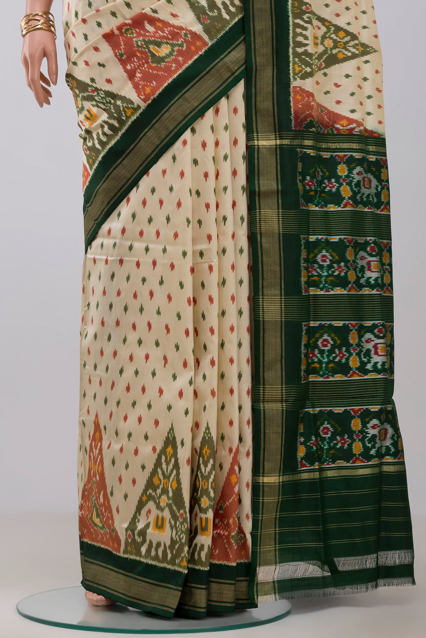 Pleats and pallu of Cream Pochampally Saree with Ikat Print on the body and Thin Zari Line. 