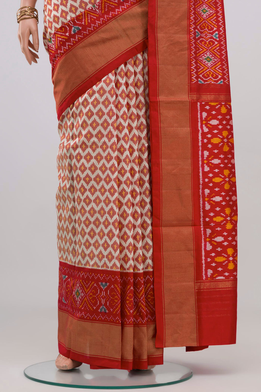 Pleats and pallu of Cream Pochampally Saree with Ikat design on the body and Ikat Border. 
