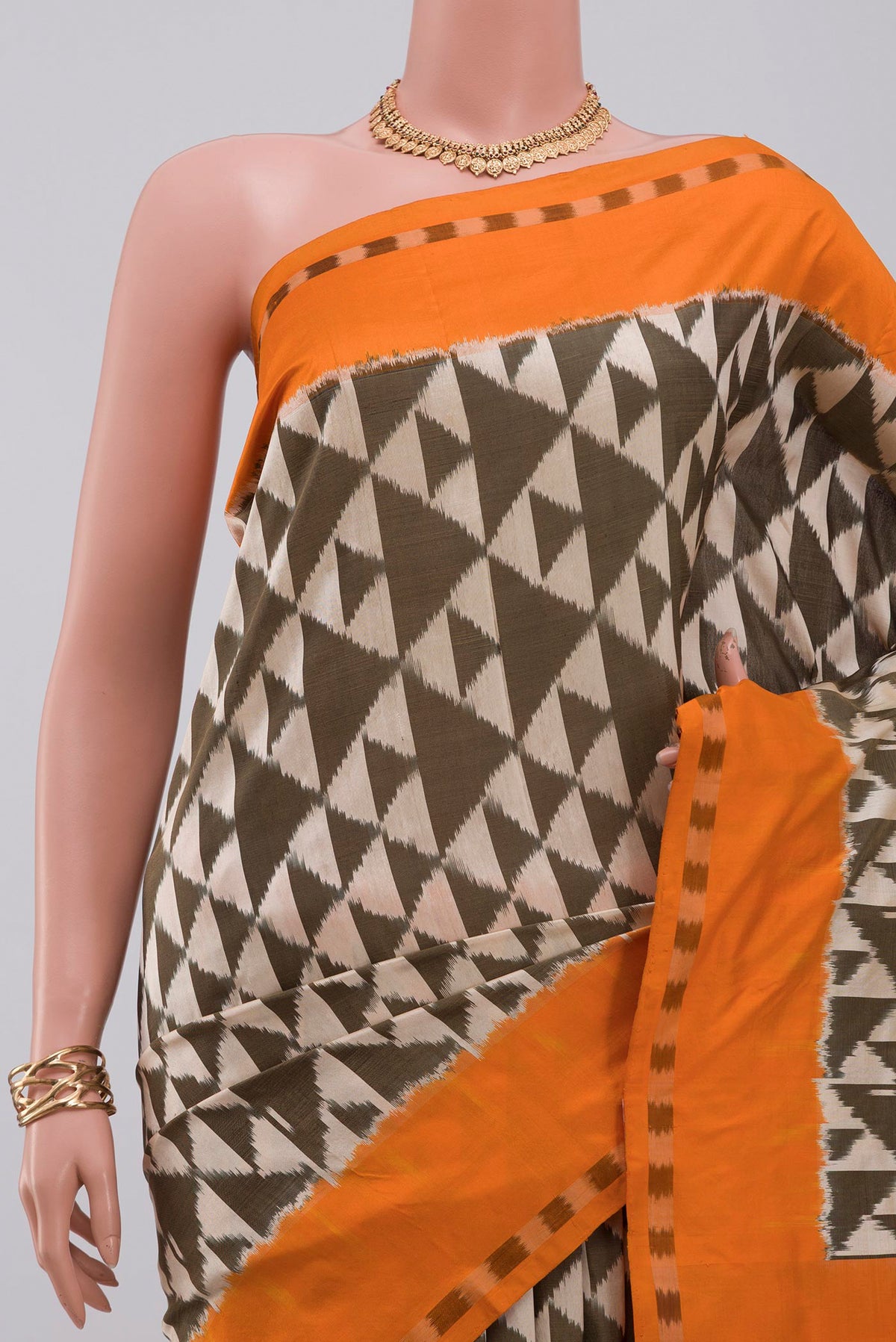 Border image of Cream Pochampally Silk Saree with Ikat design on the body and Plain Border. 