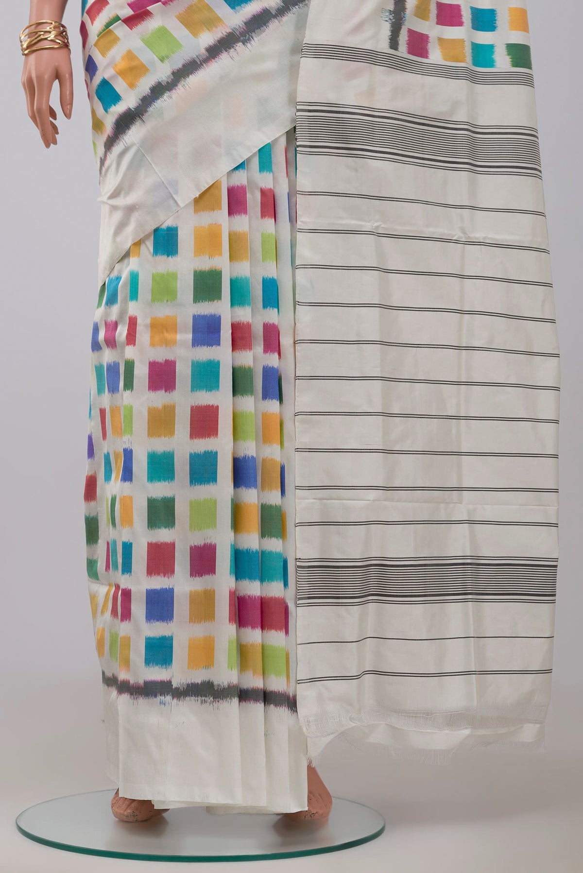 Pleats and pallu of White Pochampally Silk Saree with Ikat design on the body and Plain Border. 