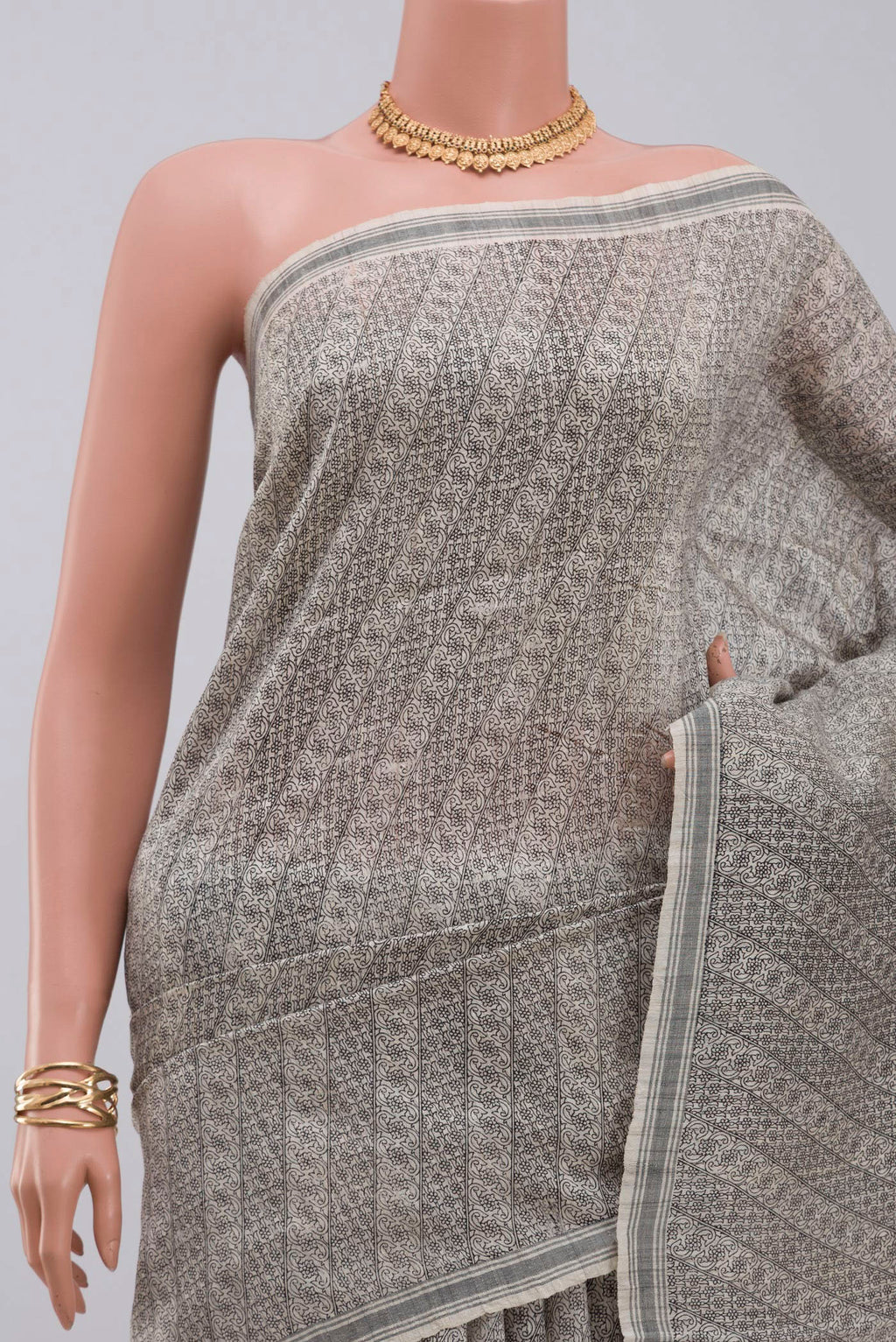 Border image of Cream Jute Silk Saree with Fancy on the body and Plain Border. 