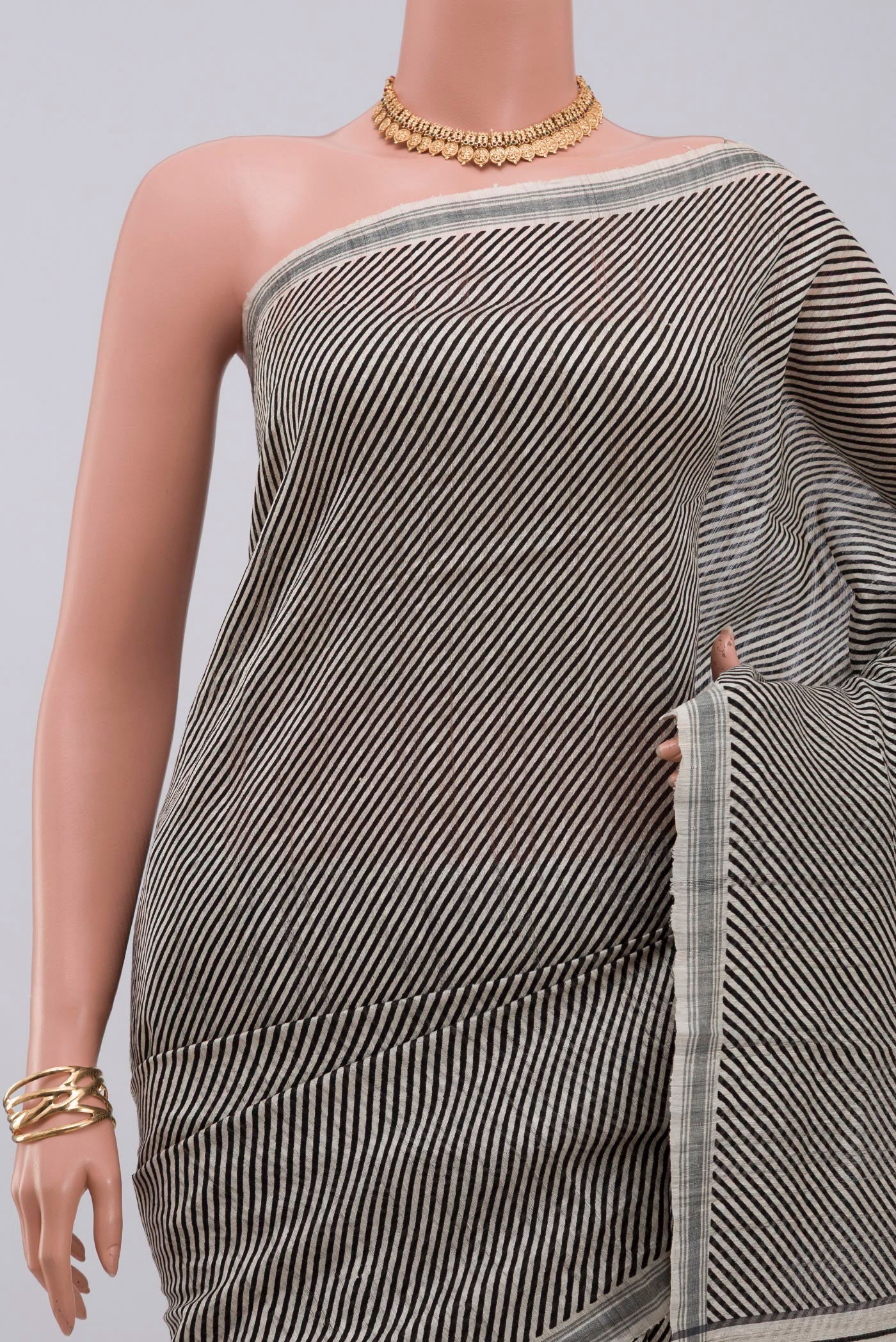 Border image of Cream Jute Silk Saree with Fancy on the body and Plain Border. 
