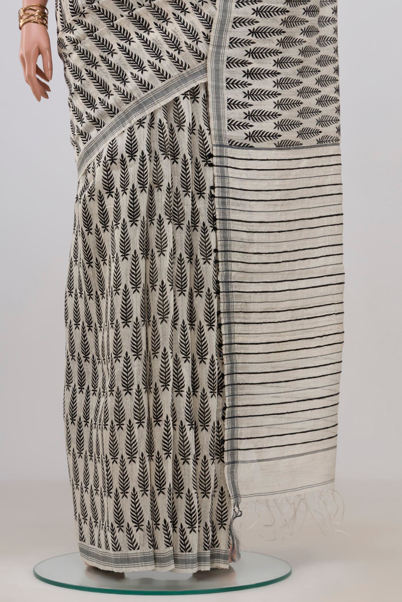 Pleats and pallu of White Tussar Silk Saree with Printed design on the body and Plain Border. 