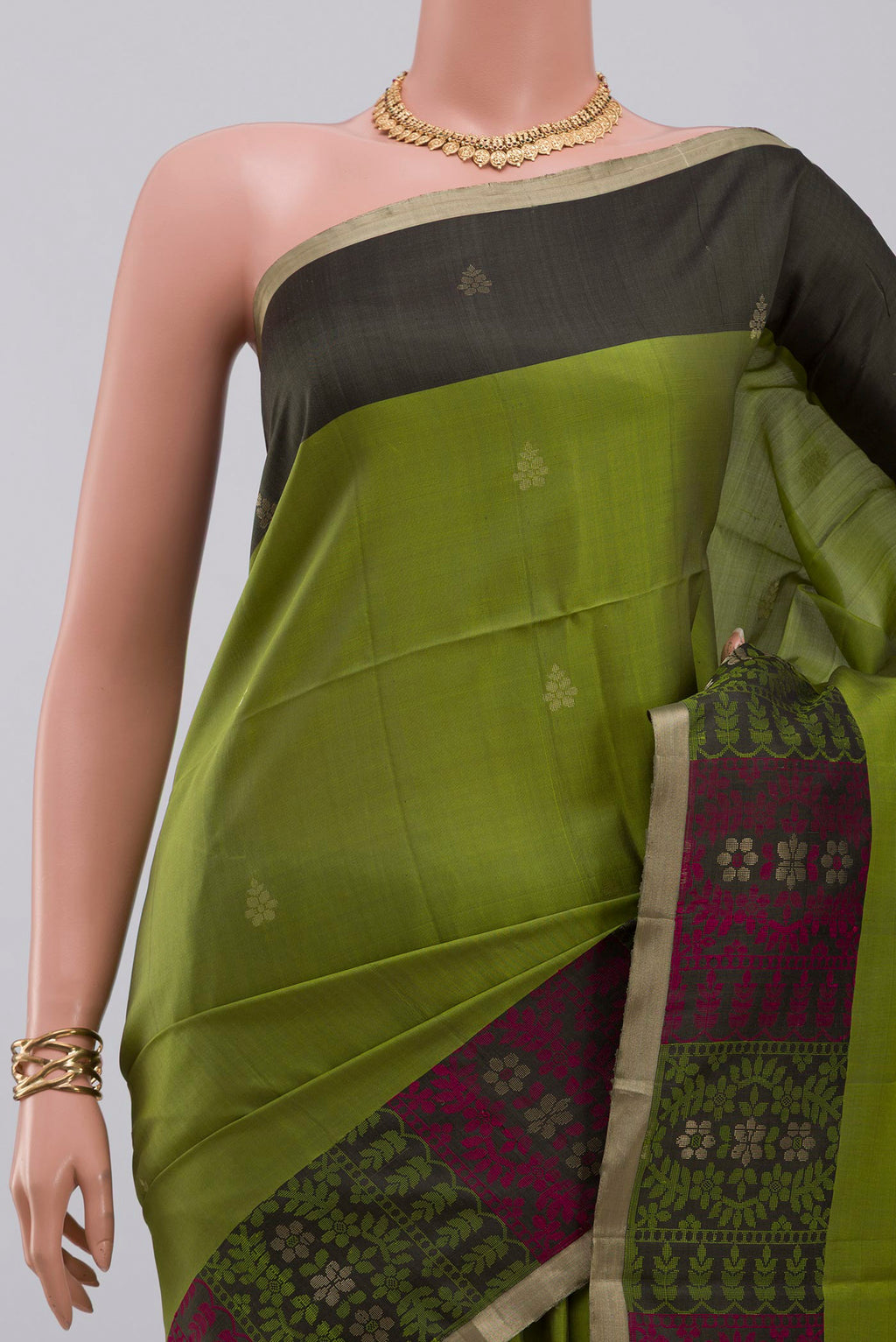 Border image of Light Green Soft Silk Saree with Zari Butta on the body and Thread Border. 