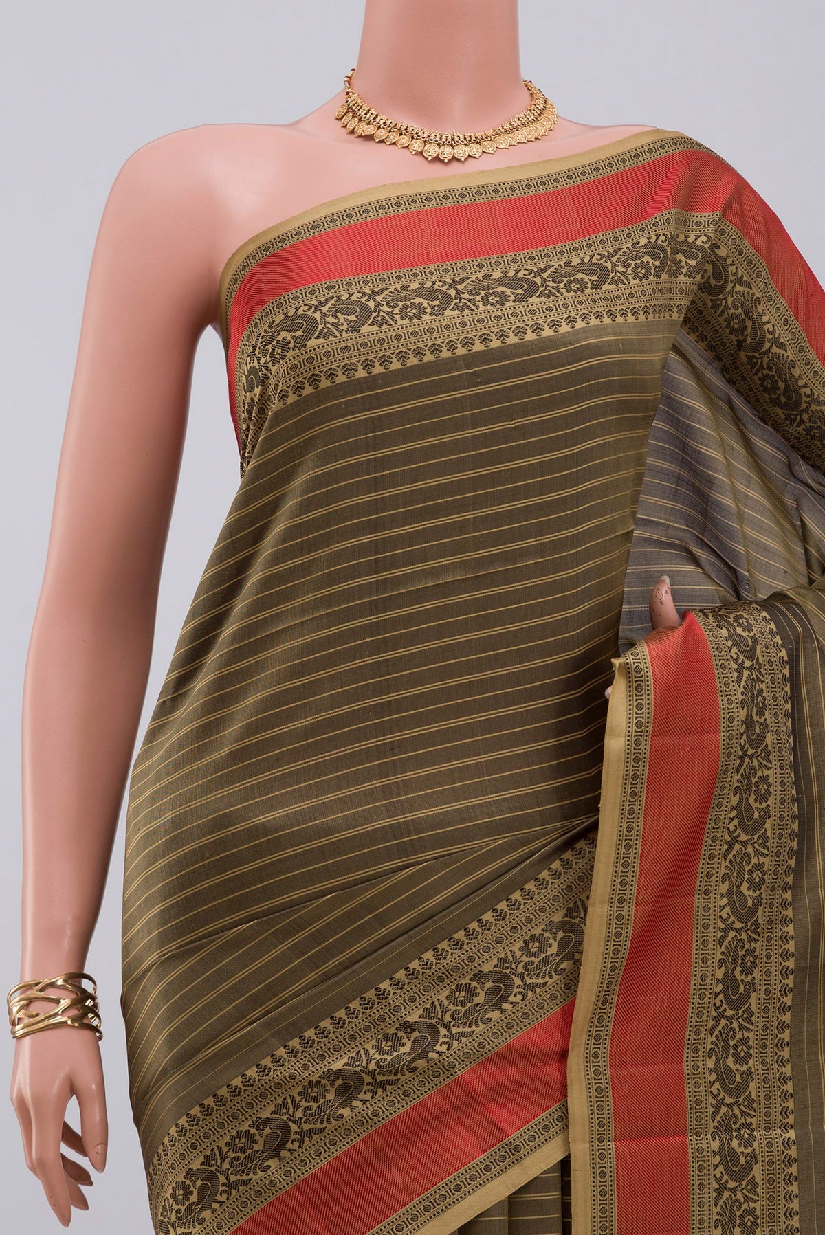 Border image of Mehandi Green Soft Silk Saree with Stripes on the body and Thread Border. 