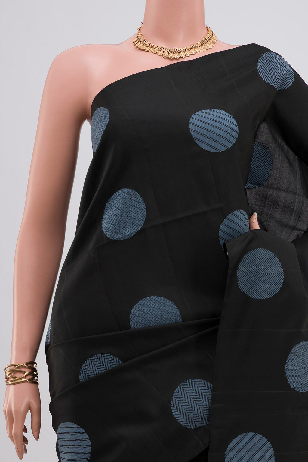 Border image of Black Soft Silk Saree with Fancy on the body and Without Border. 
