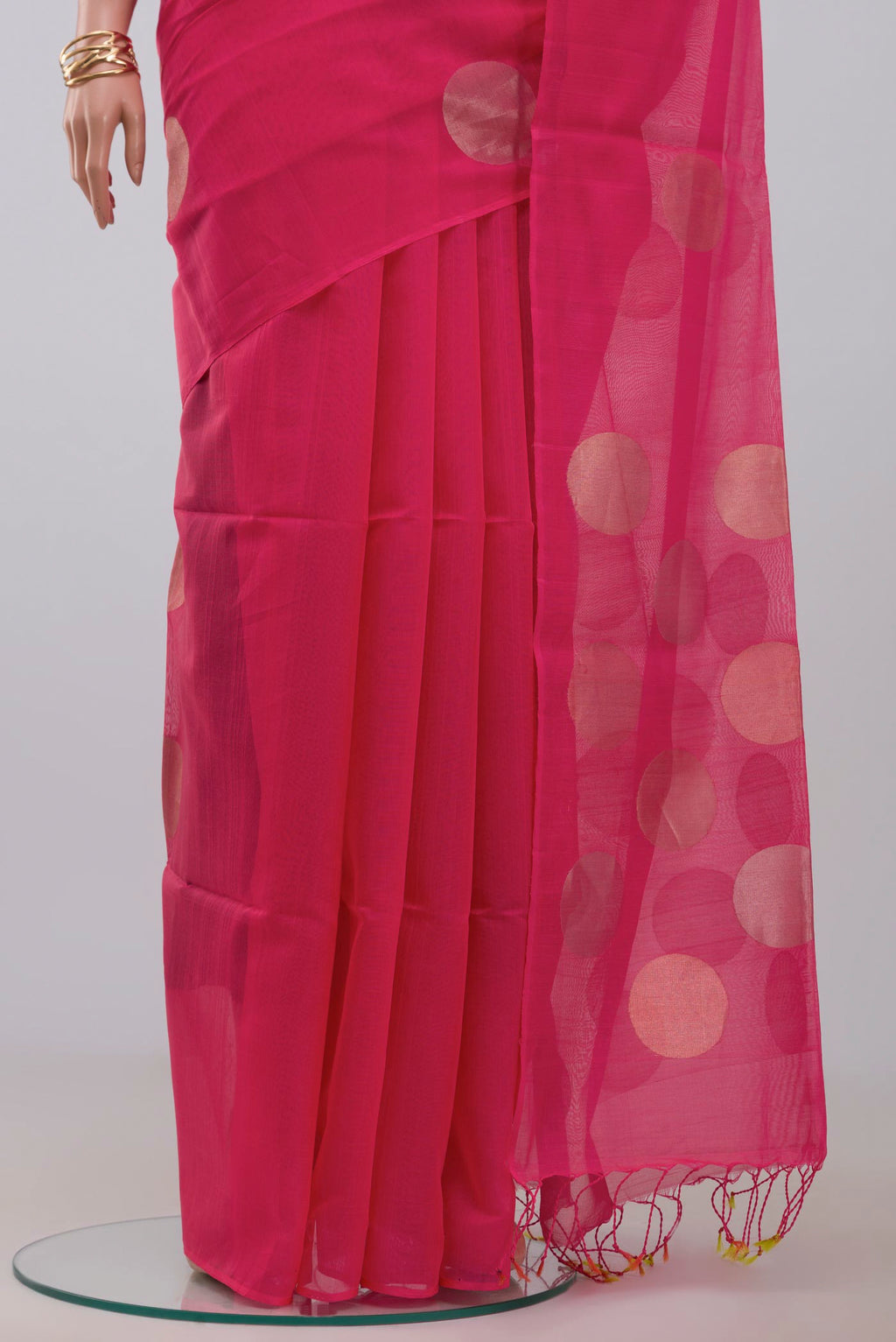 Pleats and pallu of Pink Silk Cotton Saree with Zari Butta on the body and Without Border. 