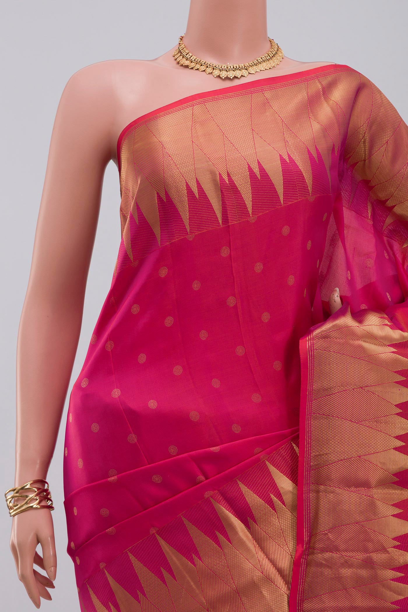 Border image of Pink Kanchipuram Silk Saree with Zari Butta on the body and Temple Border. 