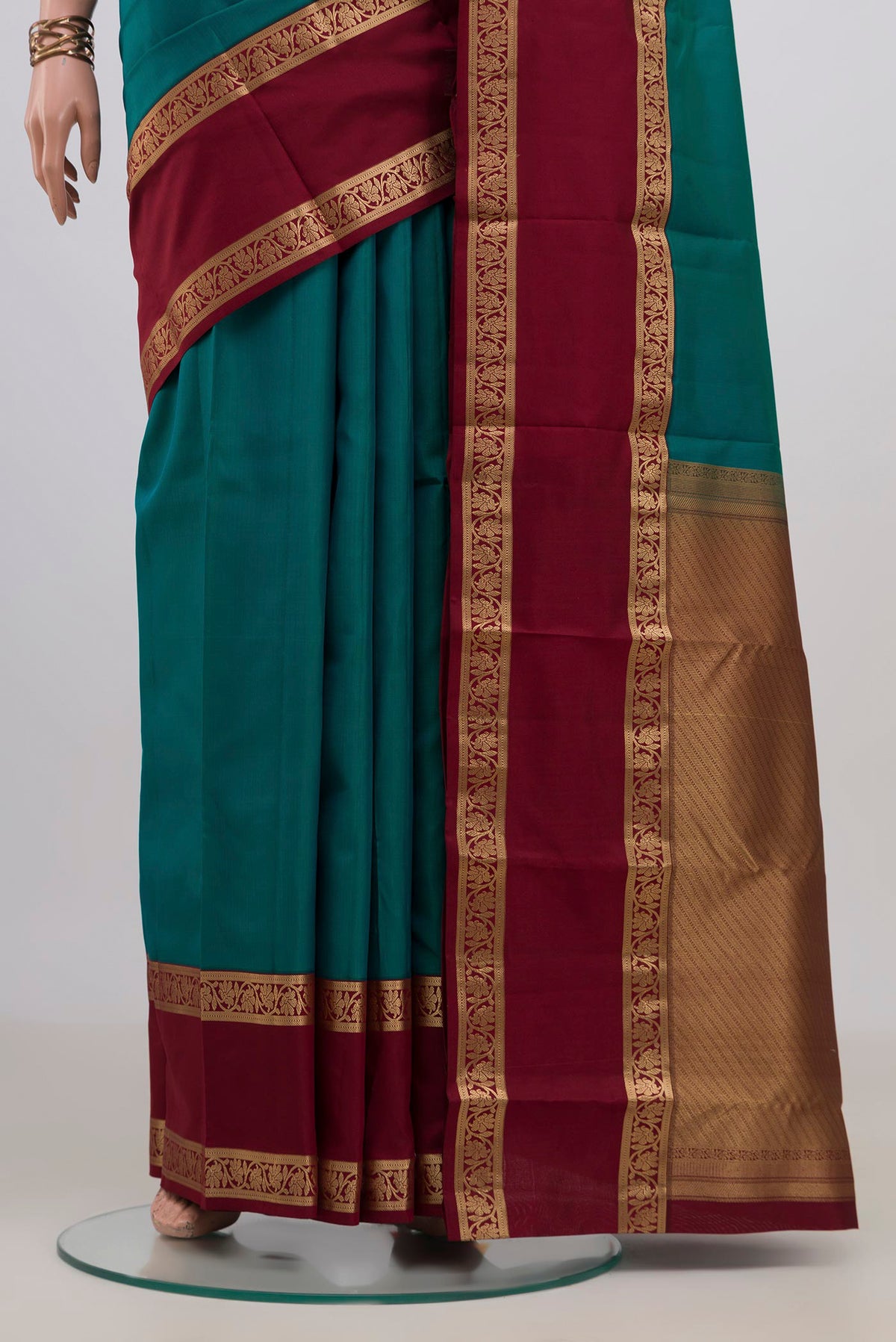 Pleats and pallu of Pure Silk Green Kanchipuram Saree with Plain Body and Zari Border. 