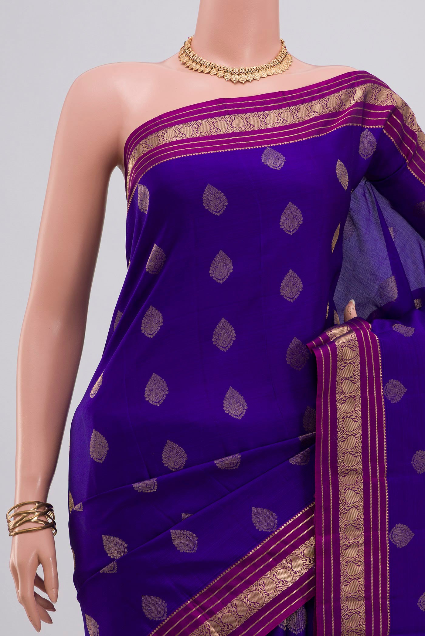 Border image of Blue Kanchipuram Silk Saree with Zari Butta on the body and Zari Border. 