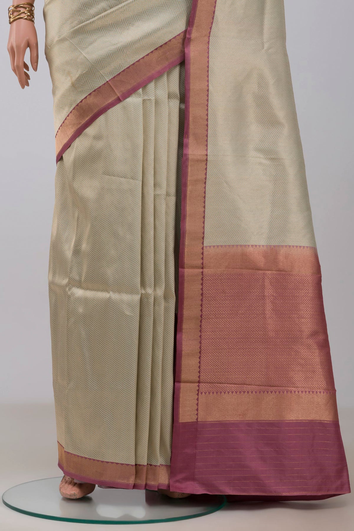 Pleats and pallu of Cream Banarasi Katan Silk Saree with Zari Brocade on the body and Zari Border. 