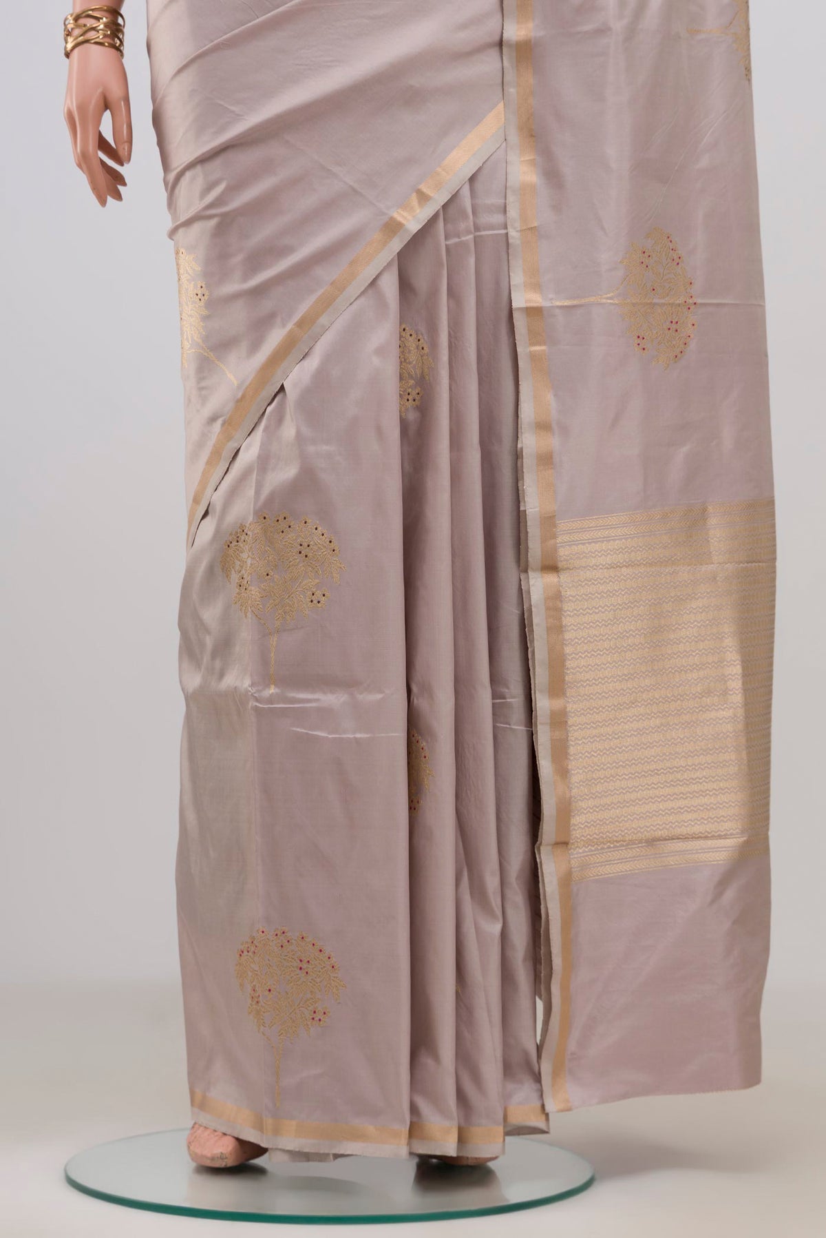 Pleats and pallu of Lavender Banarasi Katan Silk Saree with Zari Butta on the body and Thin Zari Line. 