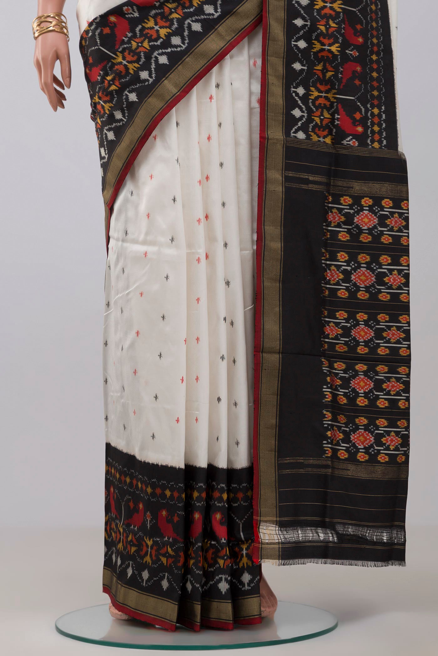Pleats and pallu of White Pochampally Saree with Ikat Print on the body and Ikat Border. 