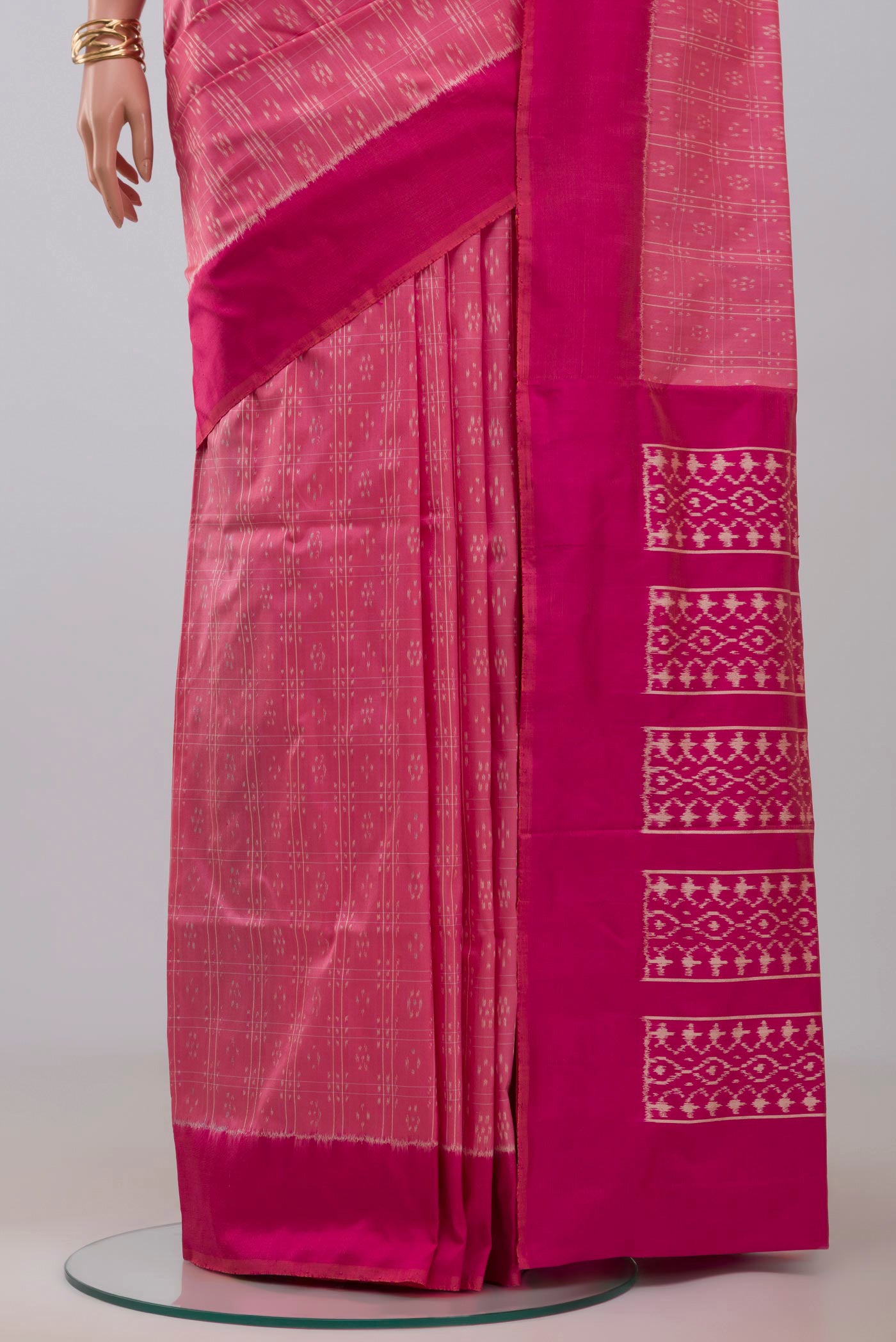 Pleats and pallu of Pink Pochampally Saree with Ikat Print on the body and Plain Border. 