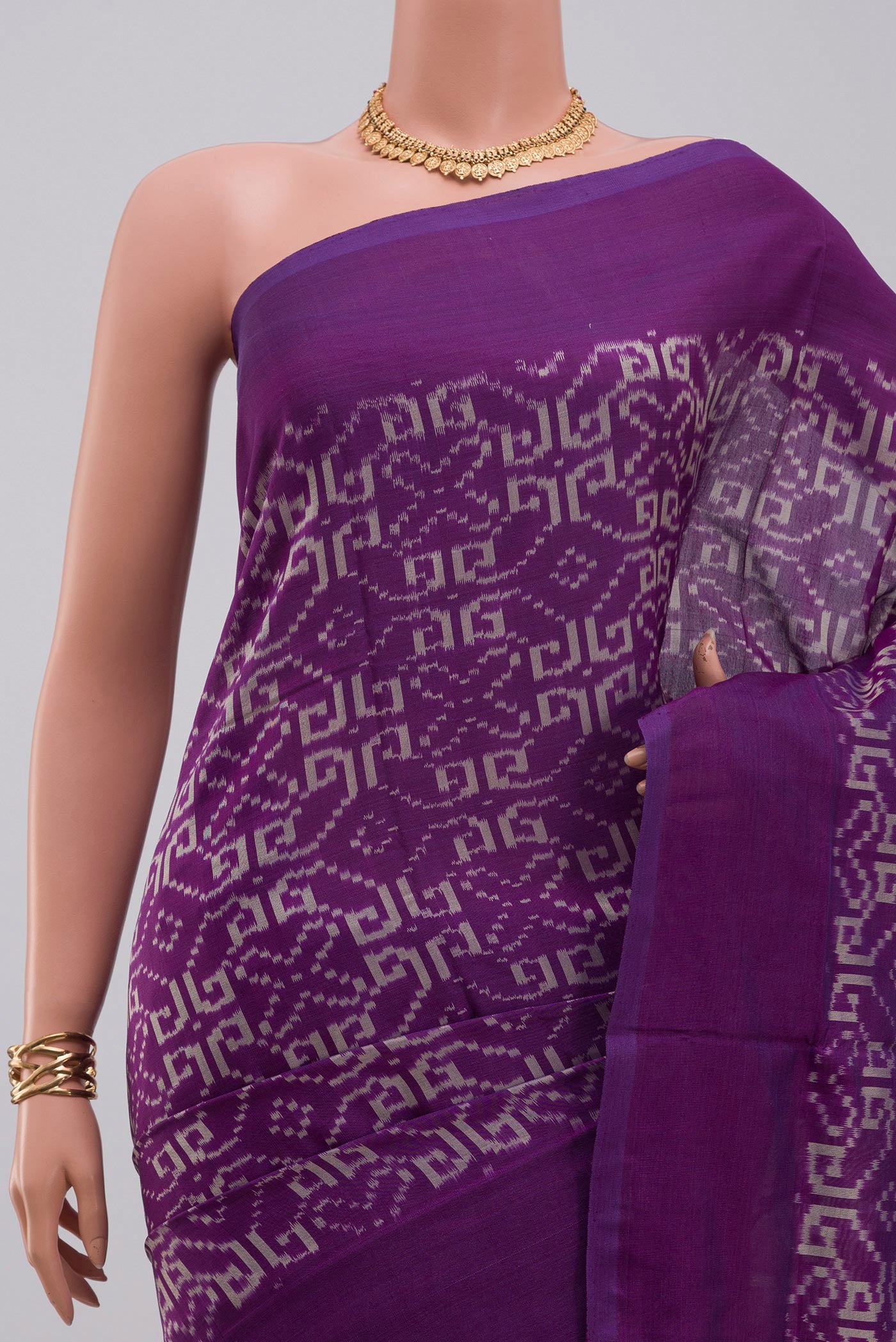 Border image of Pure Silk Pure Zari Purple Pochampally Saree with Ikat Print on the body and Plain Border. 