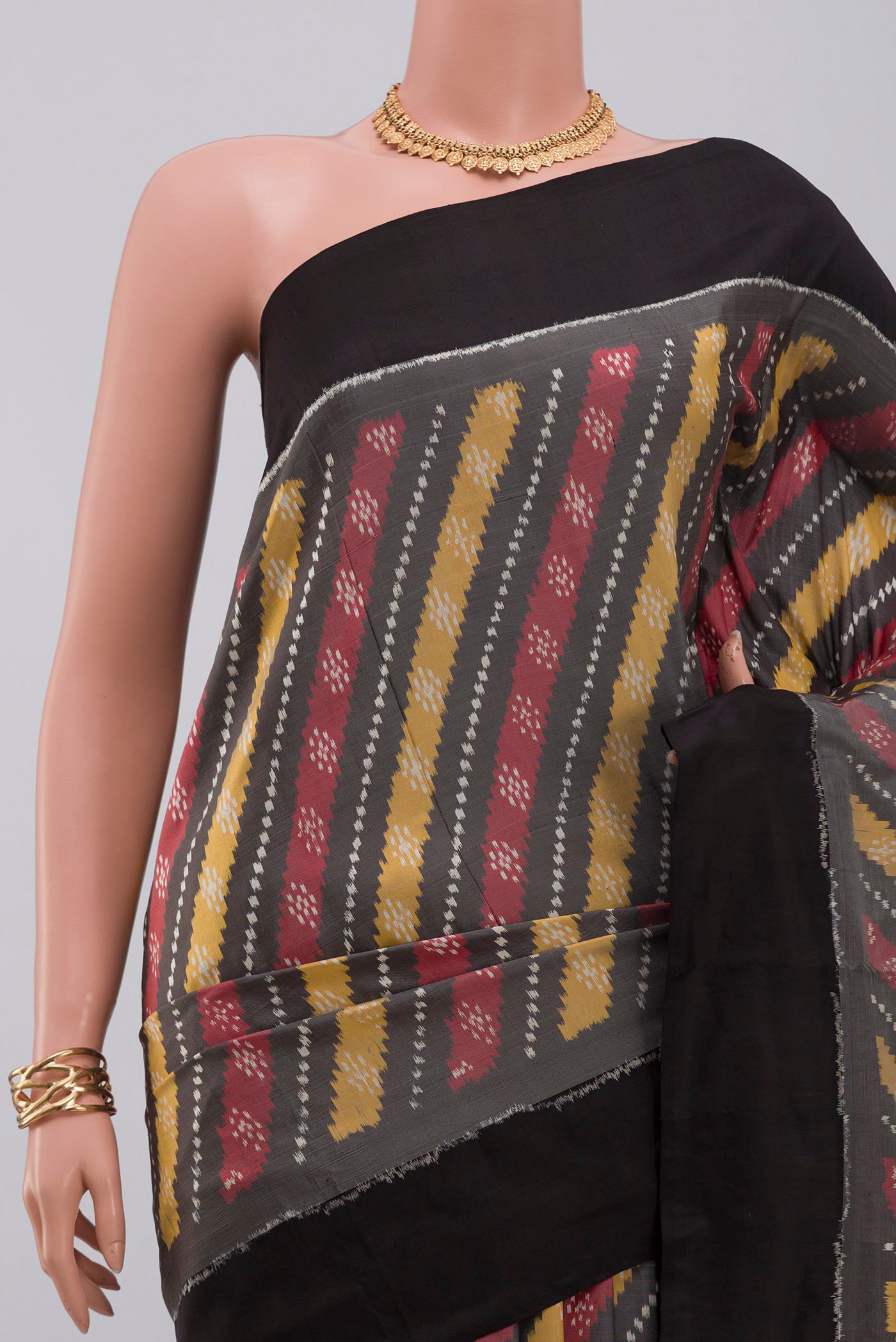 Border image of Grey Pochampally Silk Saree with Ikat design on the body and Plain Border. 