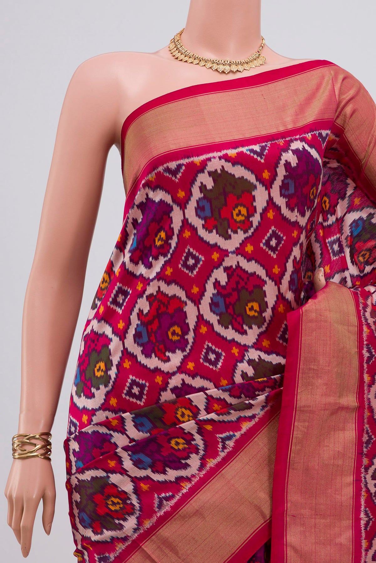 Border image of Pink Pochampally Saree with Ikat design on the body and Zari Border. 