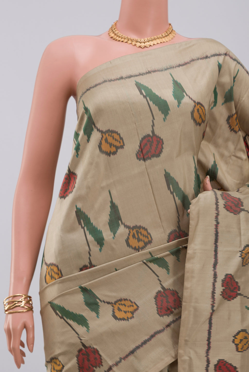 Border image of Beige Pochampally Silk Saree with Ikat design on the body and Without Border. 