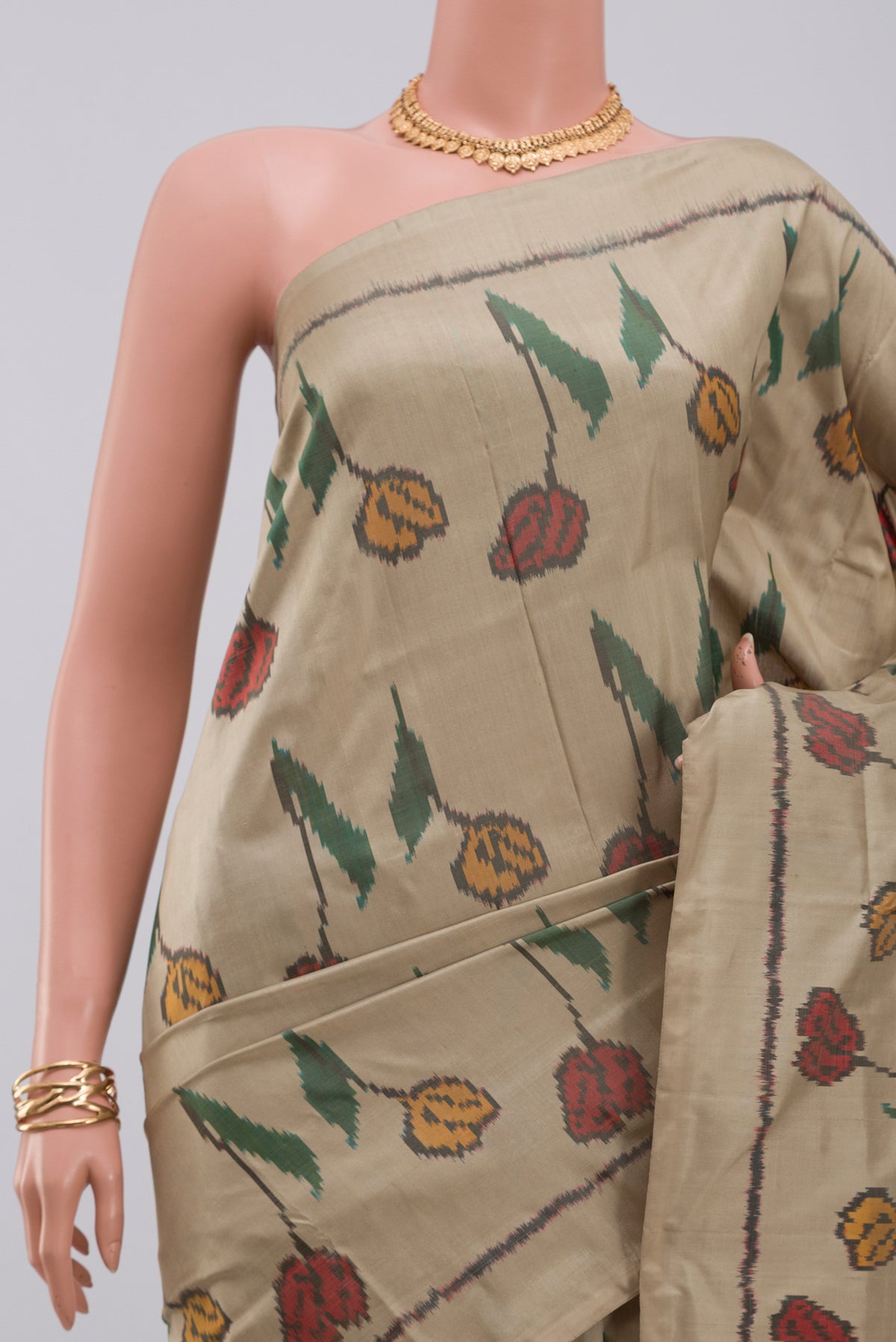Border image of Beige Pochampally Silk Saree with Ikat design on the body and Without Border. 