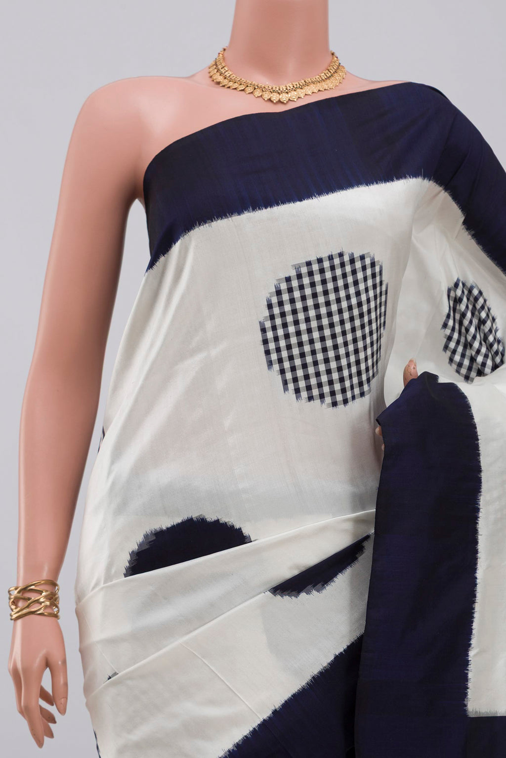 Border image of White Pochampally Saree with Ikat design on the body and Plain Border. 