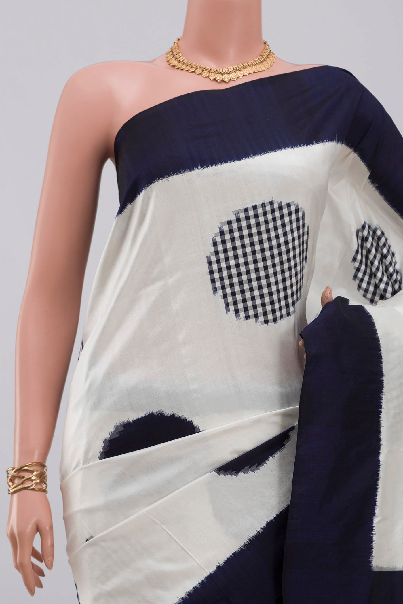 Border image of White Pochampally Saree with Ikat design on the body and Plain Border. 