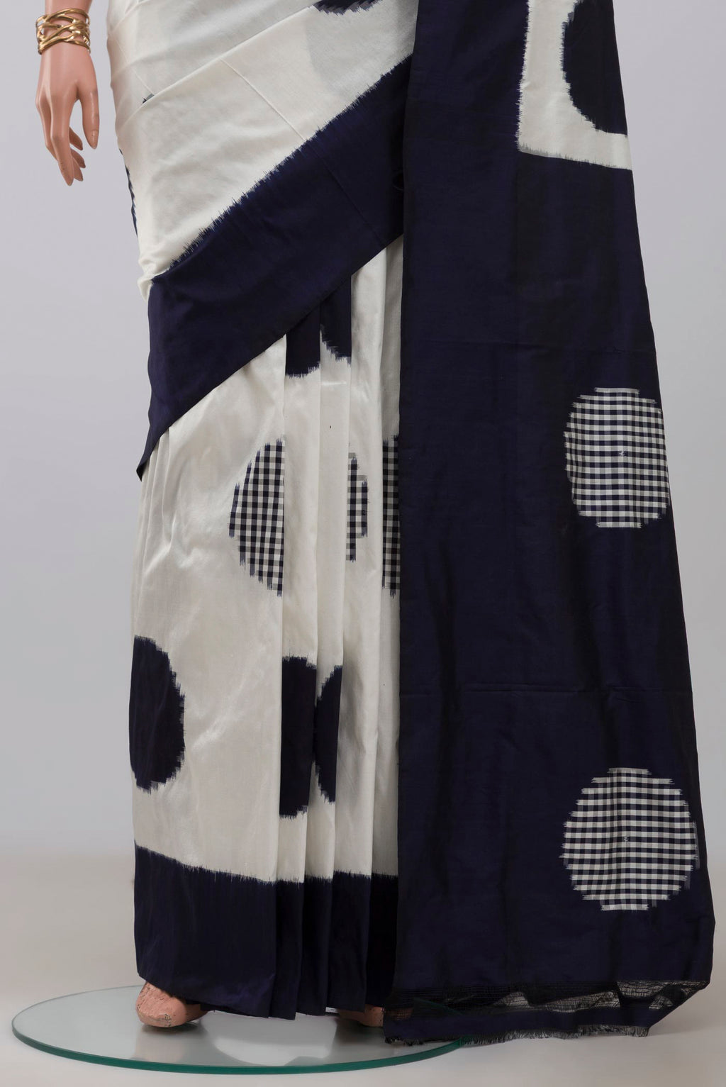 Pleats and pallu of White Pochampally Saree with Ikat design on the body and Plain Border. 