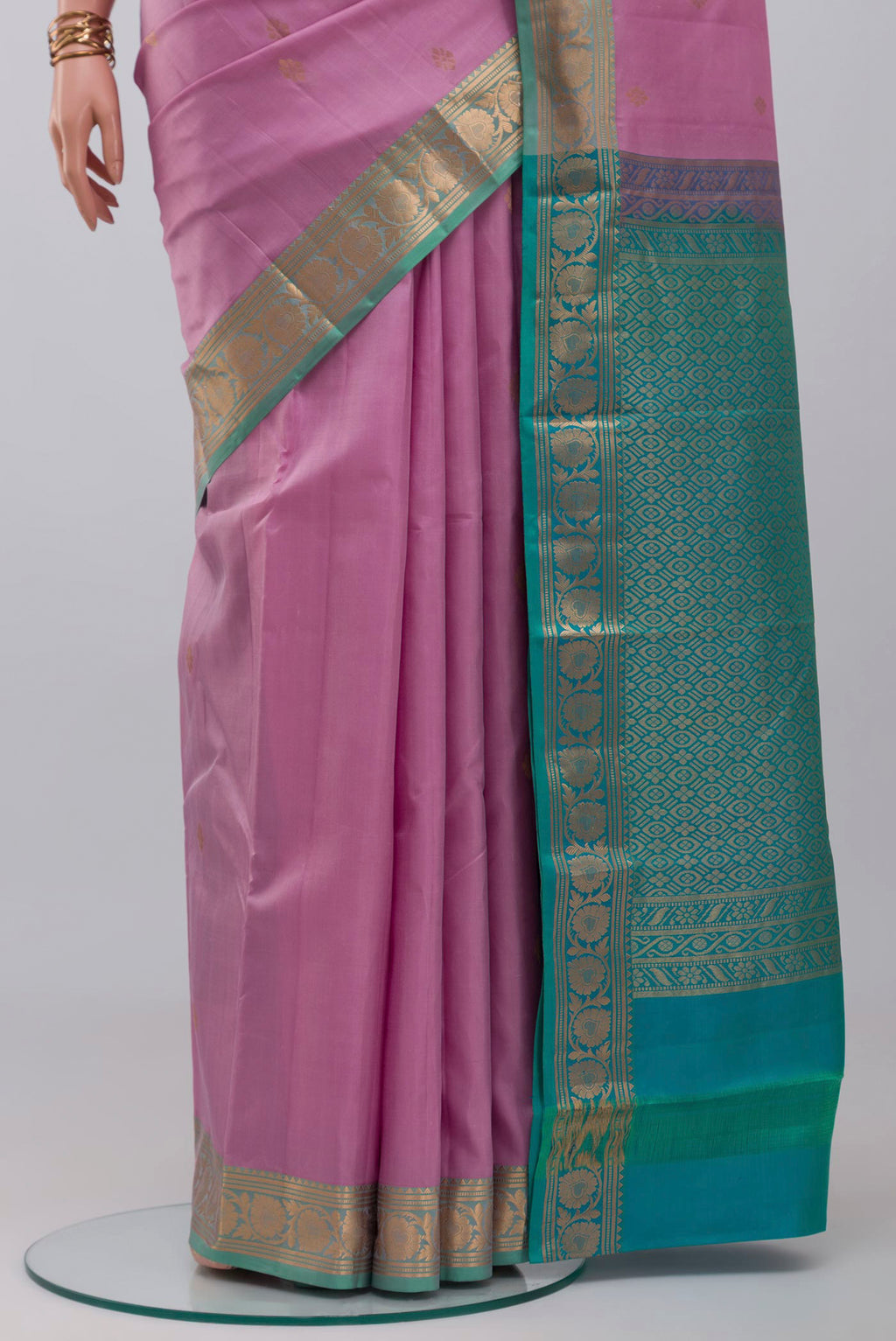 Pleats and pallu of Lavender Kanchipuram Silk Saree with Zari Butta on the body and Zari Border. 