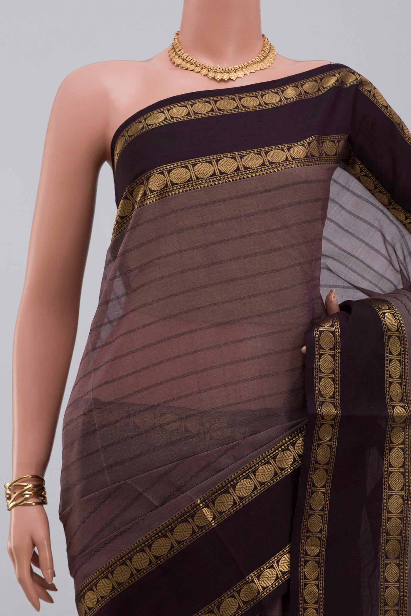 Border image of Grey Silk Cotton Saree with Veldhari on the body and Zari Border. 