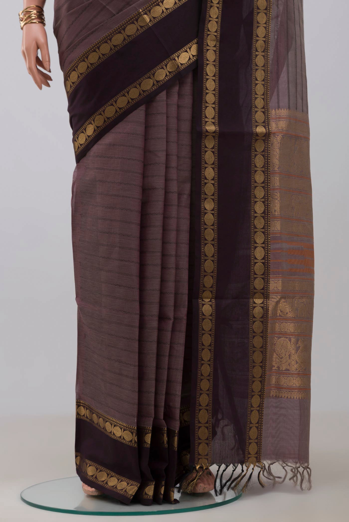 Pleats and pallu of Grey Silk Cotton Saree with Veldhari on the body and Zari Border. 