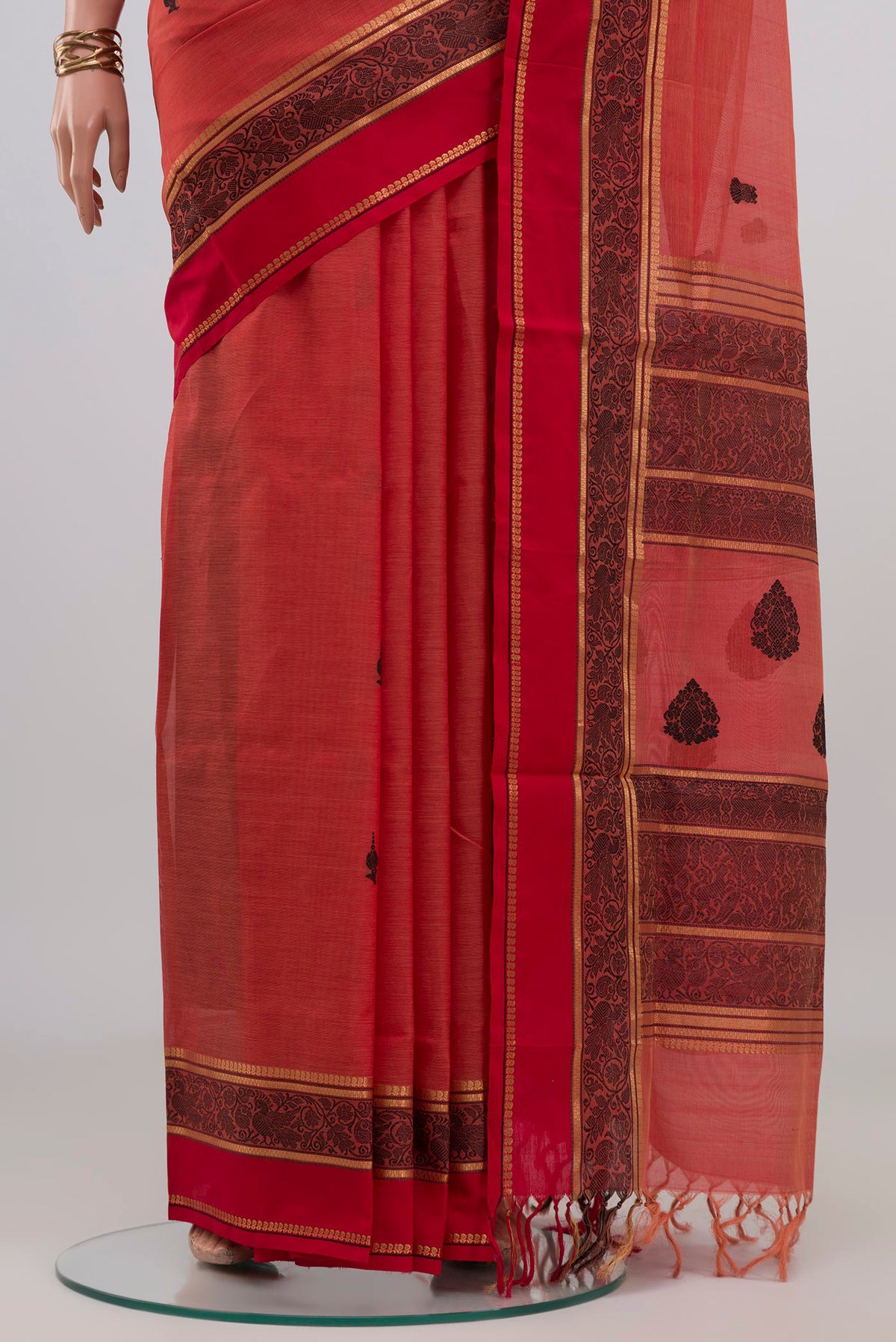 Pleats and pallu of Coral Silk Cotton Saree with Thread Butta on the body and Thread Border. 