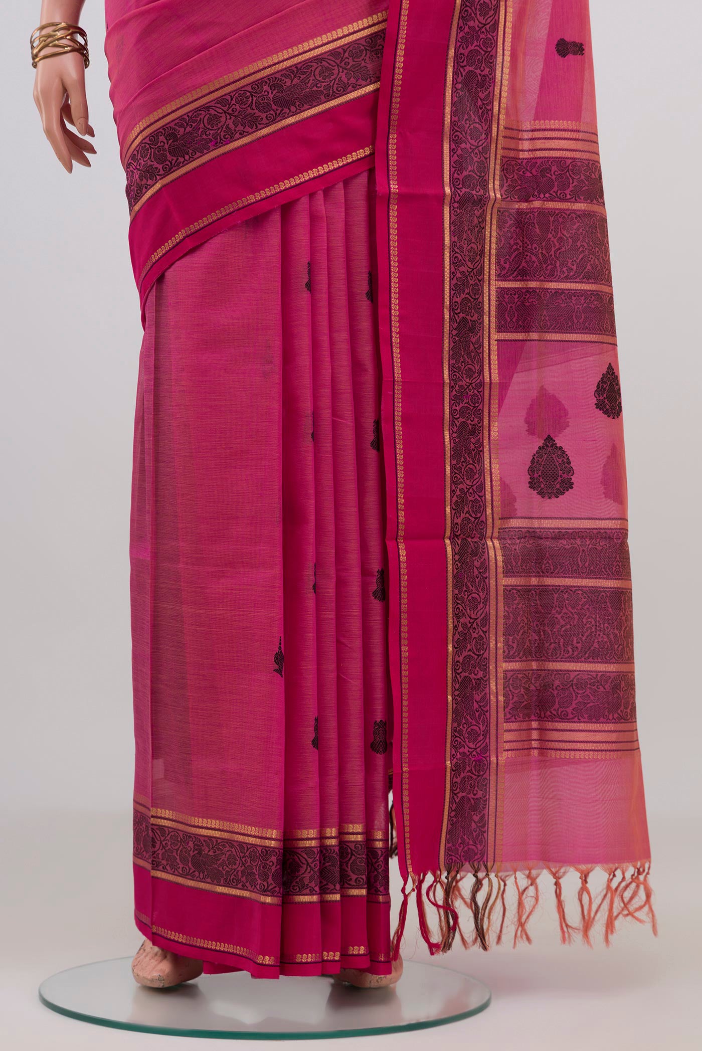 Pleats and pallu of Pink Silk Cotton Saree with Thread Butta on the body and Thread Border. 