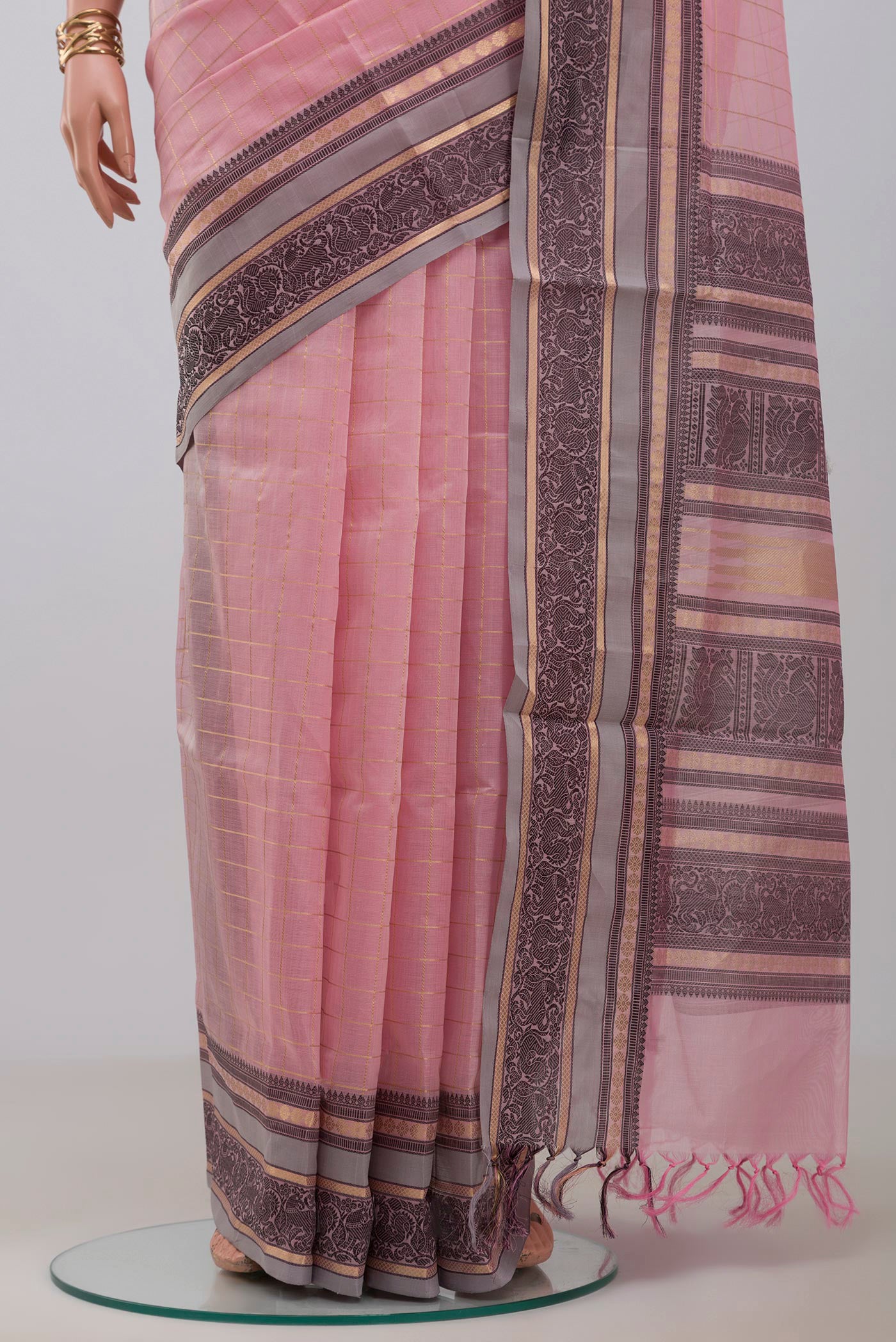 Pleats and pallu of Pink Silk Cotton Saree with Checked design on the body and Thin Zari Line. 