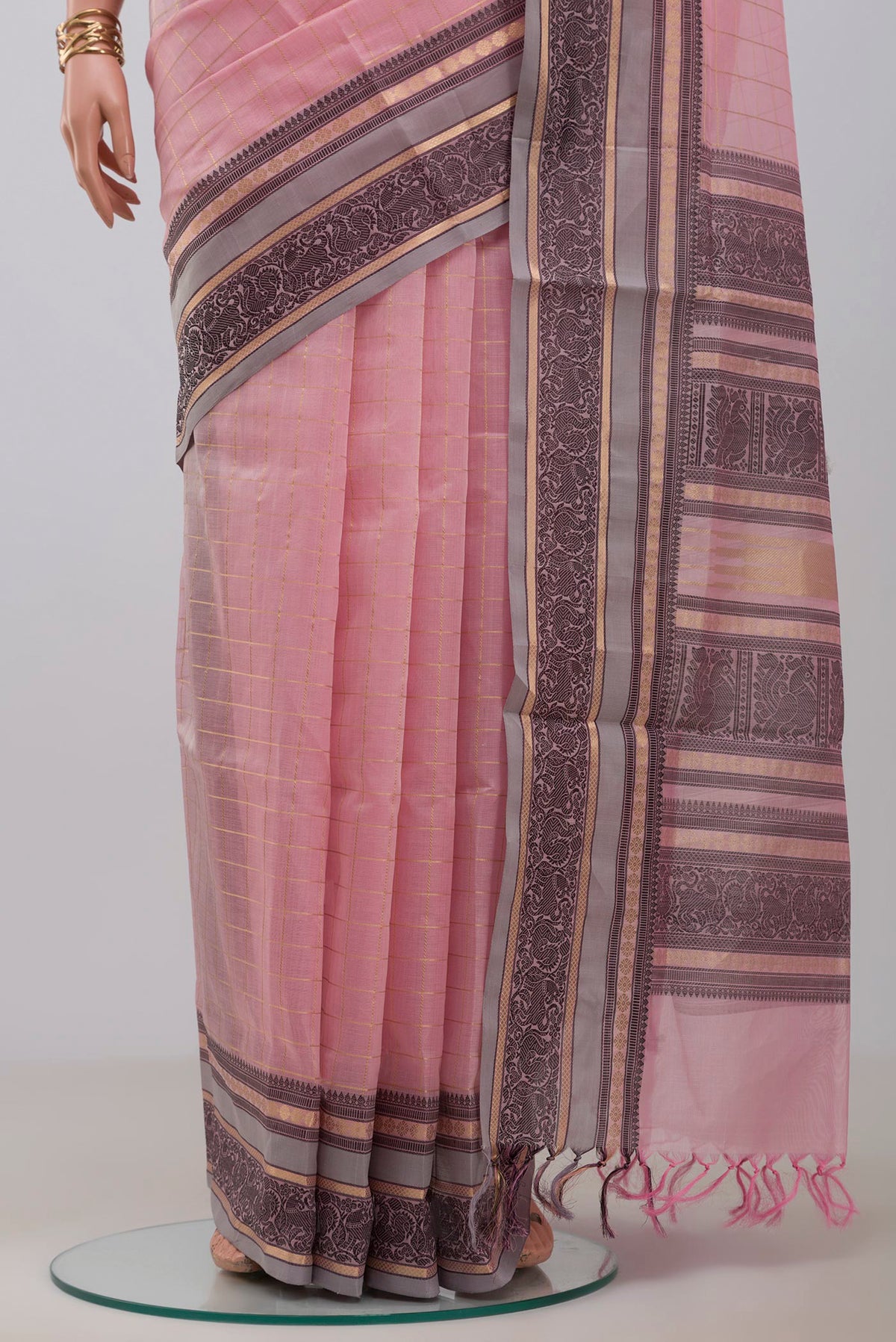 Pleats and pallu of Pink Silk Cotton Saree with Checked design on the body and Thin Zari Line. 