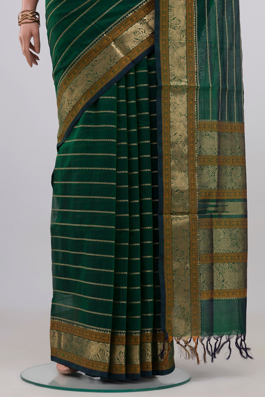 Pleats and pallu of Green Dual Tone Silk Cotton Saree with Veldhari on the body and Zari Border. 