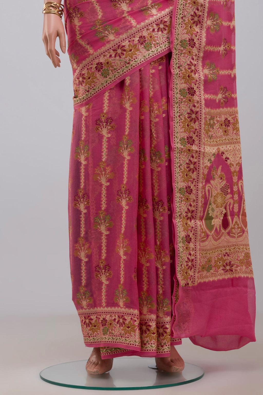 Pleats and pallu of Pink Banarasi Georgette Saree with Thread Butta on the body and Zari And Thread Border. 