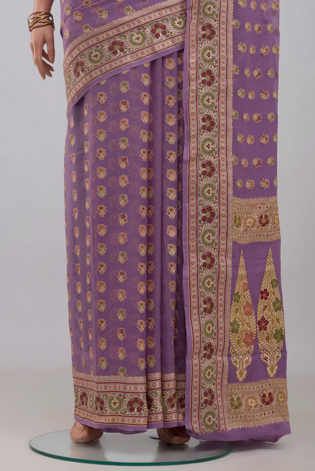 Pleats and pallu of Lavender Banarasi Georgette Saree with Thread Butta on the body and Thread Border. 