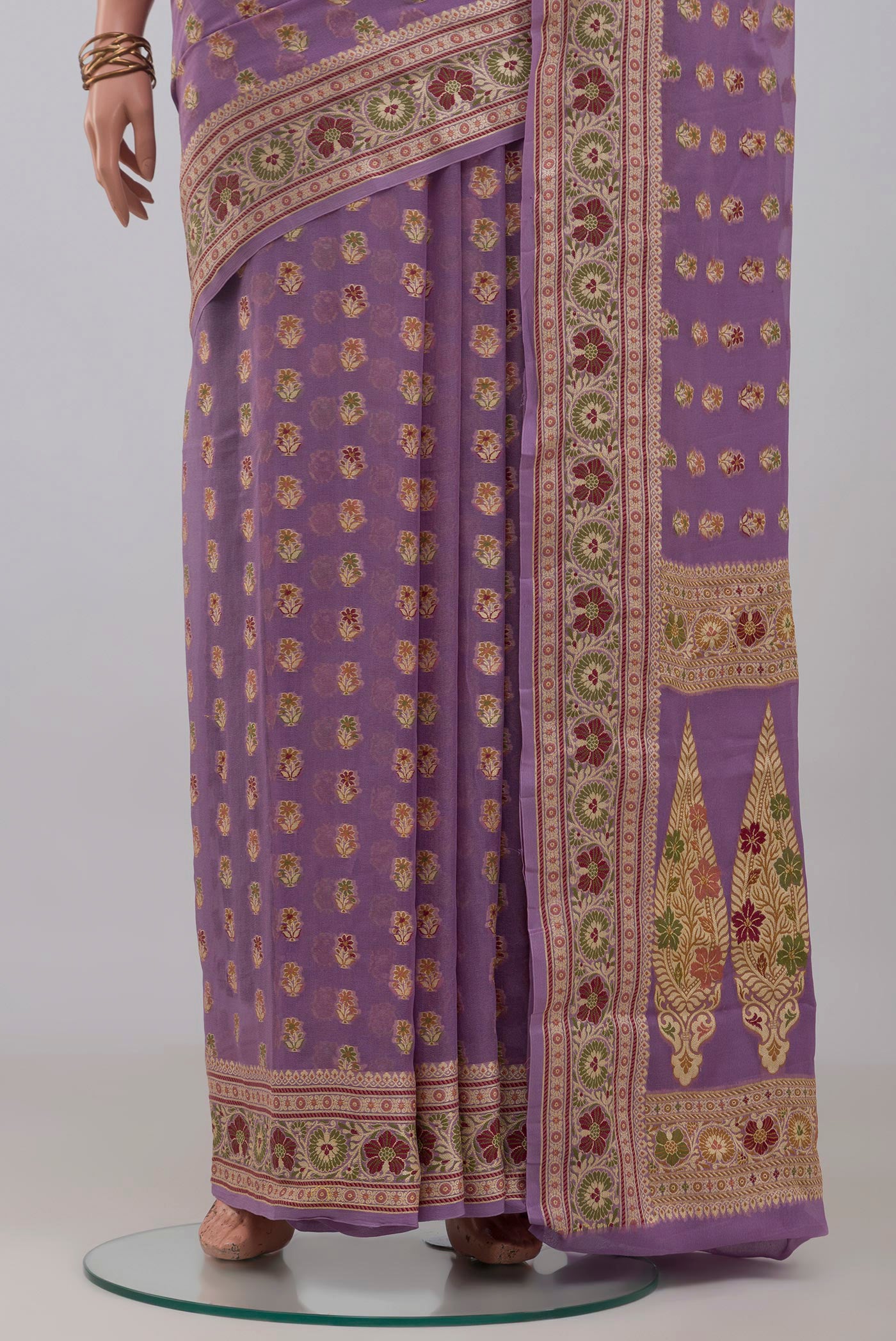 Pleats and pallu of Lavender Banarasi Georgette Saree with Thread Butta on the body and Thread Border. 