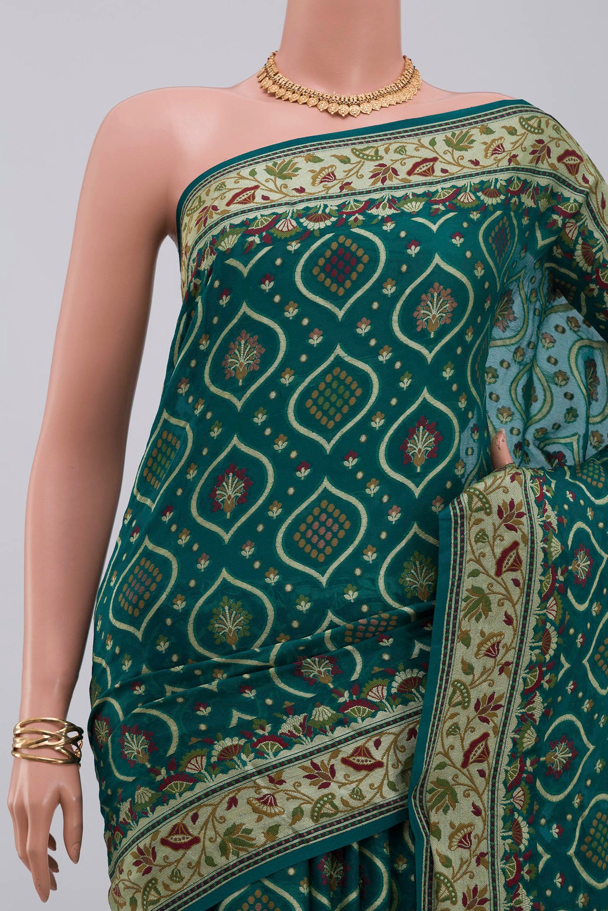Border image of Green Georgette Saree with Fancy on the body and Fancy Border. 