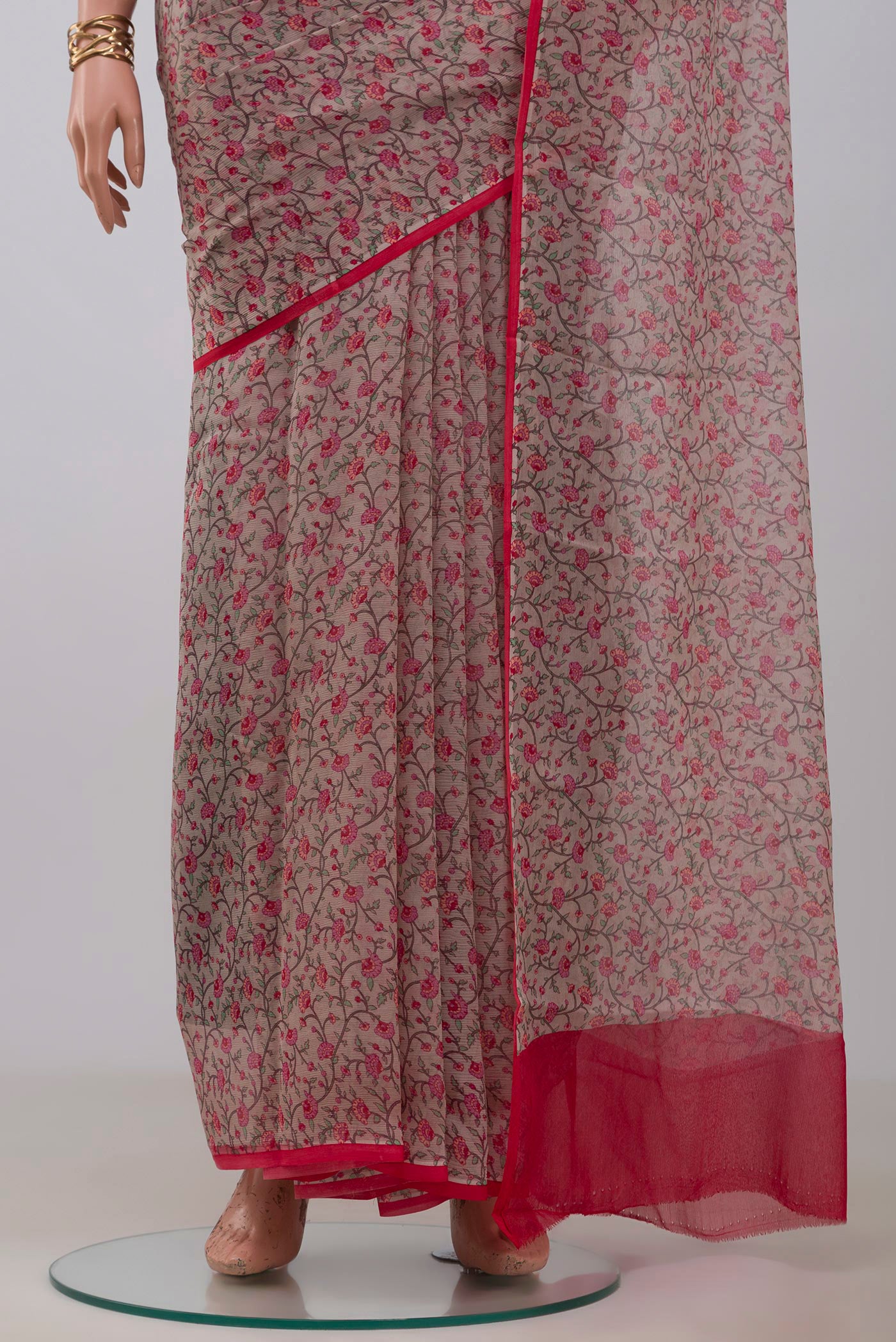 Pleats and pallu of Grey Mysore Chiffon Saree with Printed design on the body and Without Border. 
