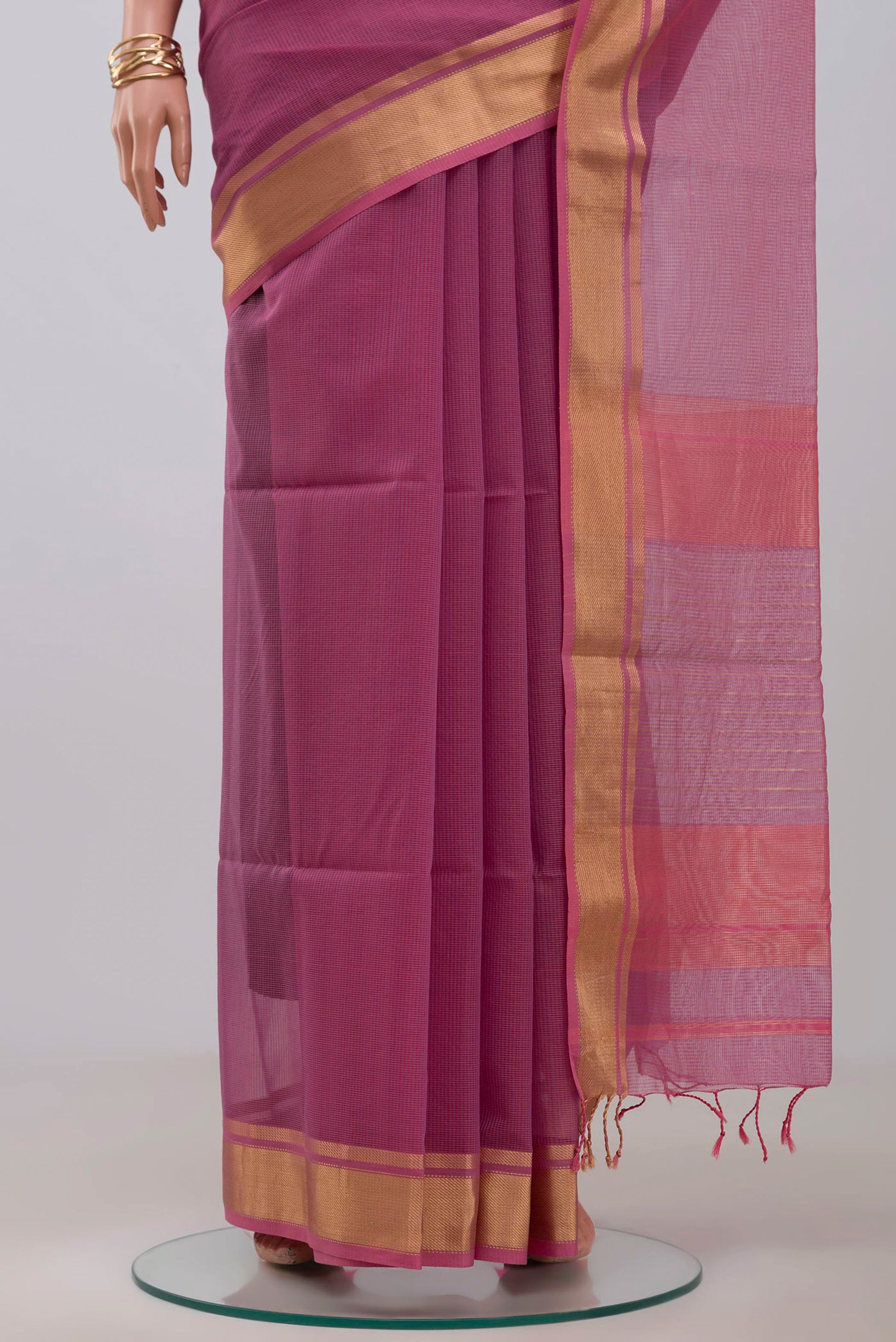 Pleats and pallu of Pink Maheshwari Silk Cotton Saree with Checked design on the body and Zari Border. 