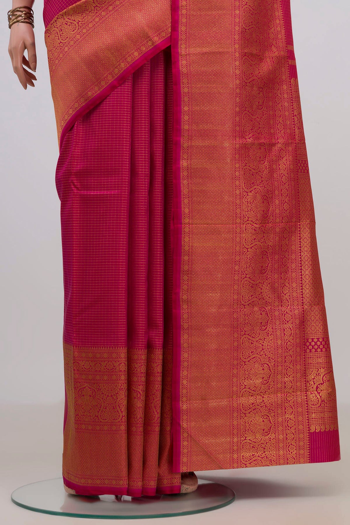 Pleats and pallu of Pure Silk Pink Kanchipuram Saree with Checked design on the body and Fancy Border. 
