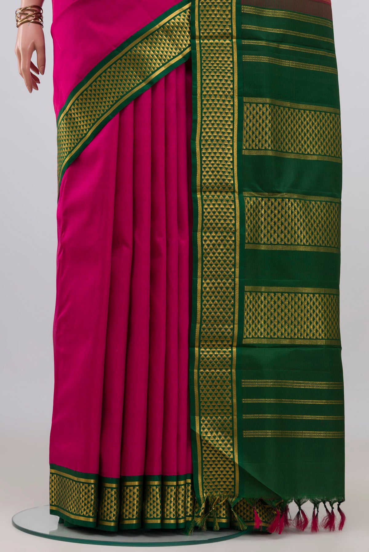 Pleats and pallu of Pure Silk Dark Pink Kanchipuram Nine Yards Saree with Plain Body and Zari Border. 