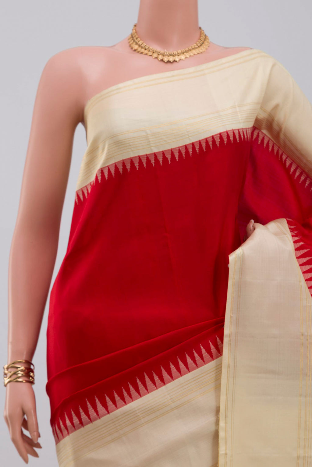 Border image of Pure Silk Pure Zari Red Kanjivaram Saree with Plain Body and Thin Zari Line. 