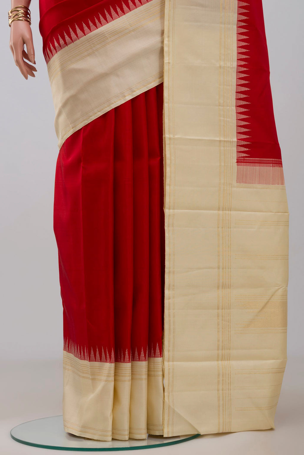 Pleats and pallu of Pure Silk Pure Zari Red Kanjivaram Saree with Plain Body and Thin Zari Line. 