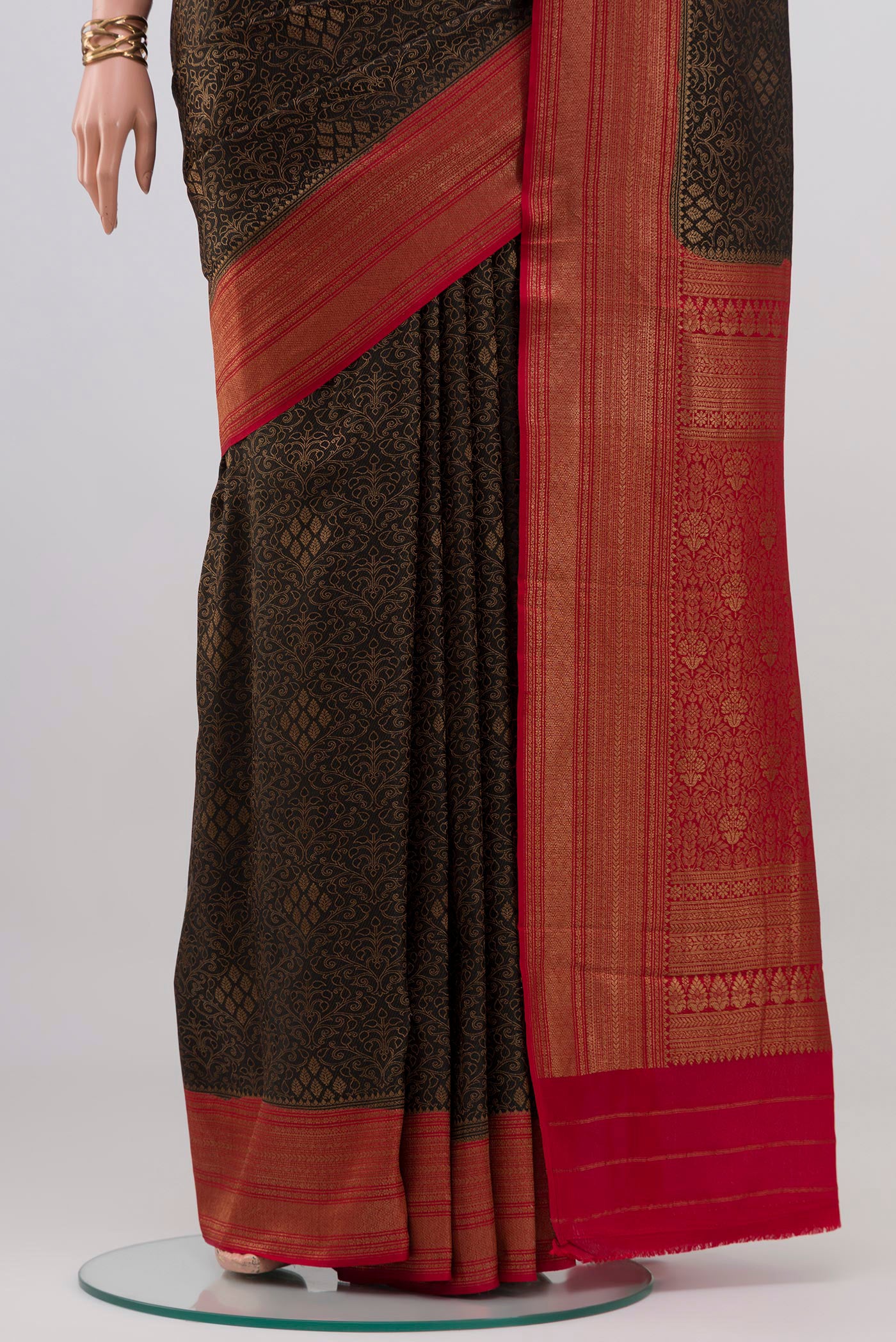 Pleats and pallu of Black Mysore Crepe Saree with Zari Brocade on the body and Zari Border. 