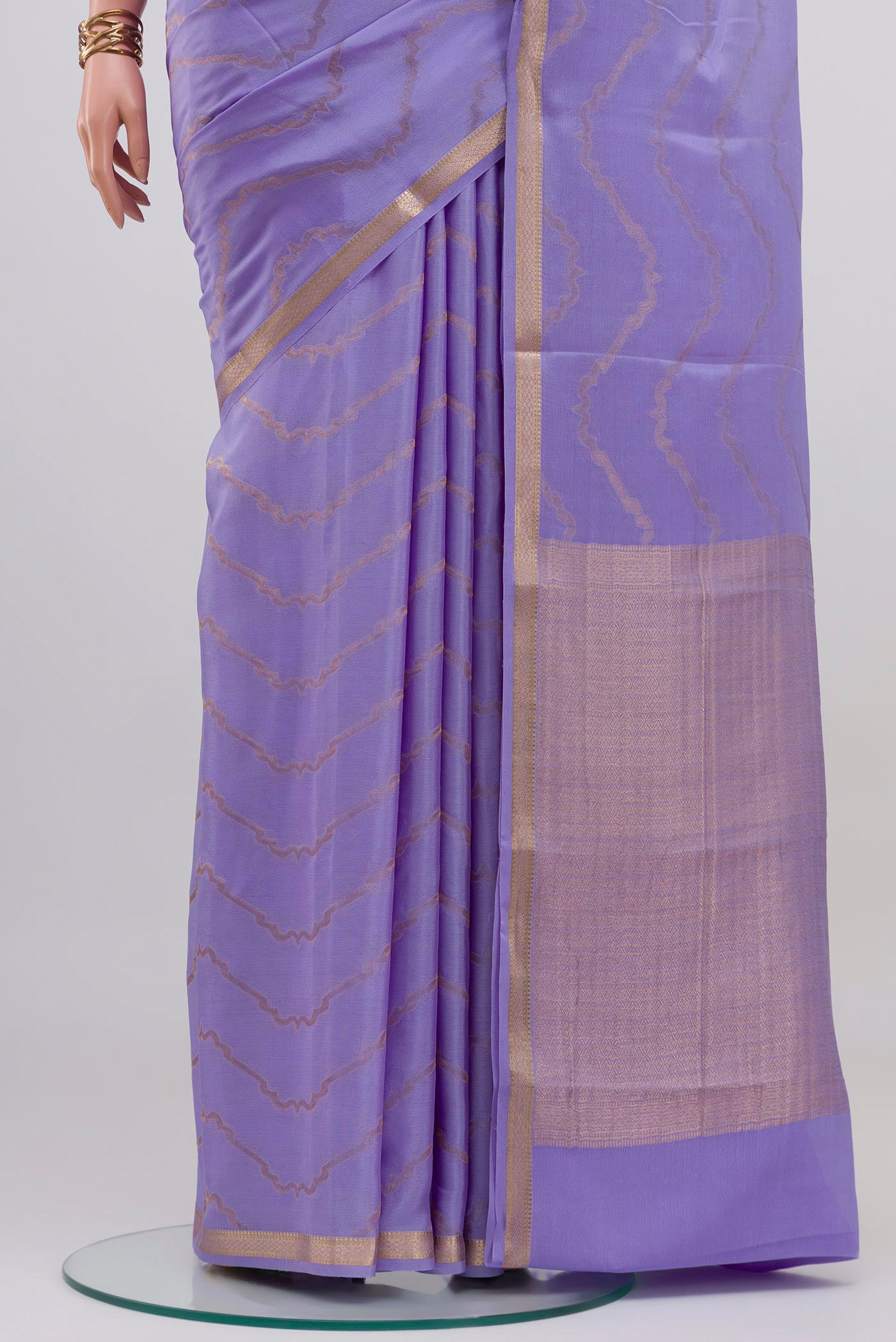 Pleats and pallu of Lavender Mysore Crepe Saree with Zig Zag design on the body and Thin Zari Line. 